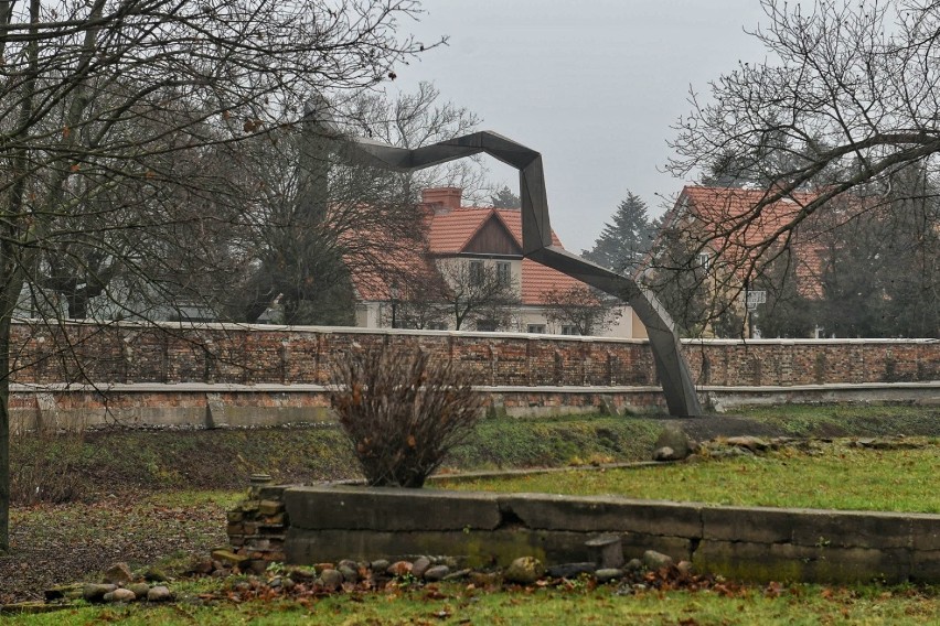 Instalacja artystyczna na Ostrowie Tumskim ma symbolizować...