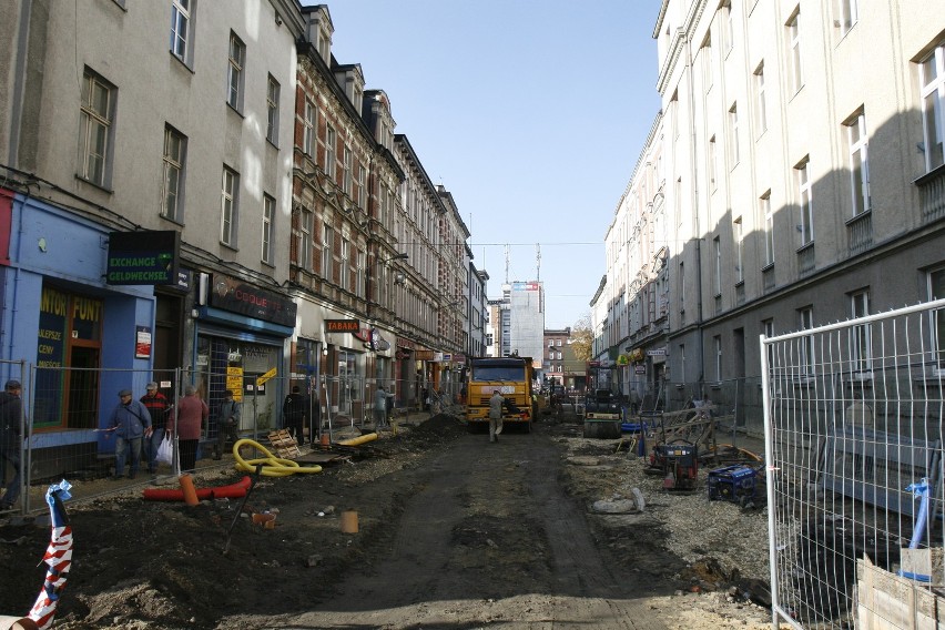 Remont ul. Jagiellońskiej w Chorzowie się przedłuża. Cierpią na tym głównie handlarze z tej ulicy