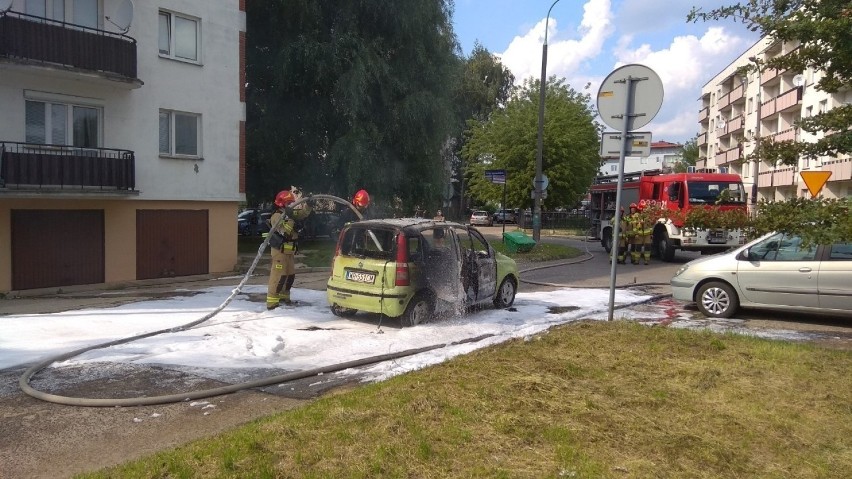 Pożar samochodu na ulicy Zbrowskiego w Radomiu. Strażacy gasili fiata pandę