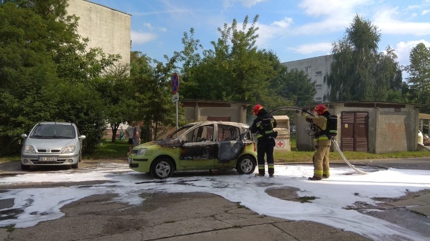 Pożar samochodu na ulicy Zbrowskiego w Radomiu. Strażacy gasili fiata pandę