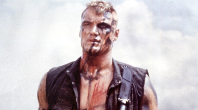 Dolph Lundgren urodził się 3 listopada 1957 roku w Spanga-Tensta w Szwecji. Ma więc 65 lat. 

Na zdjęciu Dolph Lundgren w filmie "Czerwony skorpion" (Red Scorpion). Rok 1989.

Tak wygląda dziś 65-letni Dolph Lundgren. Zobaczcie zdjęcia >>>>