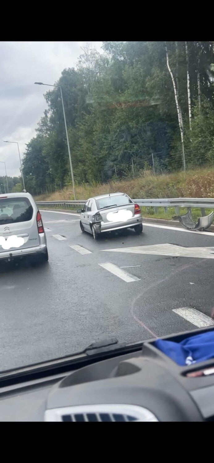 Seria wypadków w Katowicach na zjeździe z A4 na DK86. Dachował bus! 