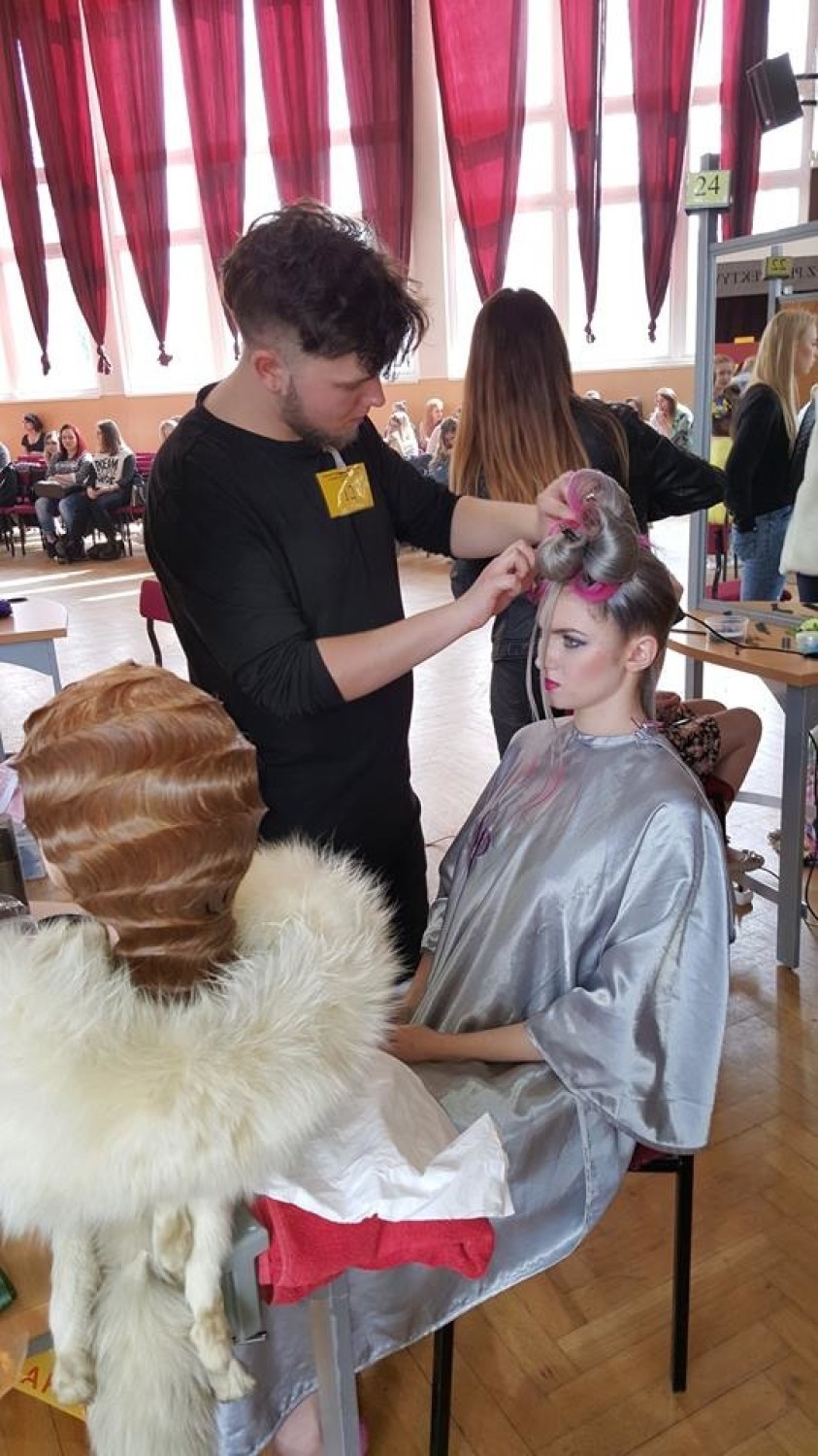 Młodzi fryzjerzy z Wodzisławia Śl. przygotowują fryzury na...