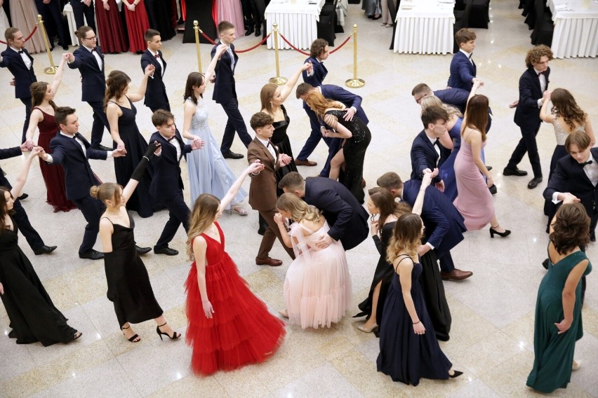 Lubelskie. Rozpoczyna się sezon studniówkowy. Maturzyści pierwszego poloneza zatańczą już w ten weekend 