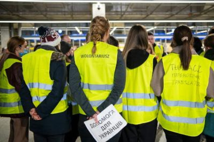 6 tys. wolontariuszy pomaga w Warszawie uchodźcom z Ukrainy....