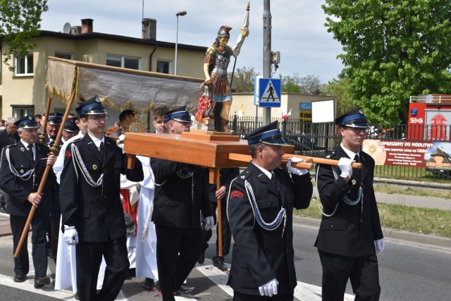 Pleszew. Odpust w parafii św. Floriana w Pleszewie. Z Świętym Florianem w procesji