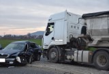 Wojnicz. Poważny wypadek na obwodnicy. Ciężko ranny kierowca osobówki trafił do szpitala [ZDJĘCIA]