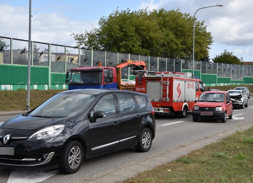 Zderzenie trzech samochodów osobowych przy Rondzie Solidarności w Wejherowie [ZDJĘCIA]