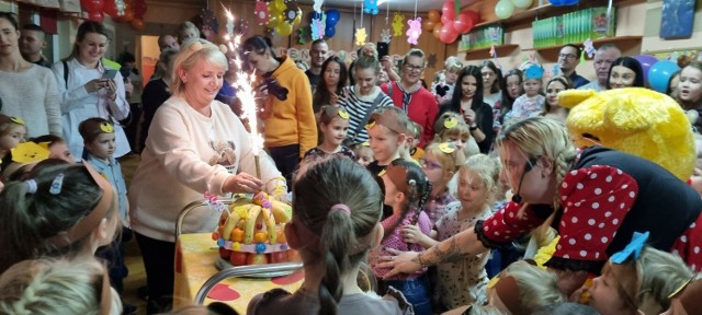 Urodzinową imprezę rozpoczęła dyrektor Halina Rękas, z zaproszenia której skorzystali burmistrz Lęborka Witold Namyślak i sekretarz miasta Marian Kurzydło.