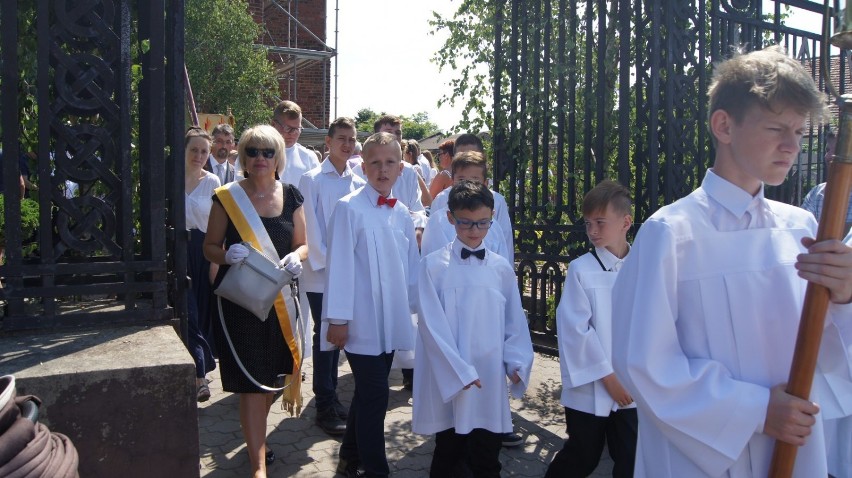 Boże Ciało. Procesja ku czci Najświętszego Ciała i Krwi Chrystusa przeszła ulicami Czerniejewa  [FOTO]