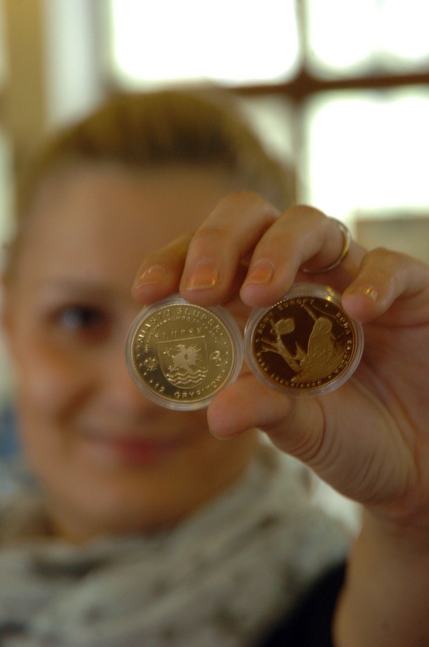 Monety w Słupsku: Sowa Śnieżna na rewersie nowej monety promującej Słupsk [ZDJĘCIA]
