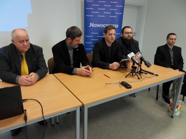 Liderzy grudziądzkiej Nowoczesnej. Od lewej: Roman Szczepański, Jacek Piotraszewski, Michał Dzięcielewski, Michał Rydlichowski i Michał Jędrzejewski