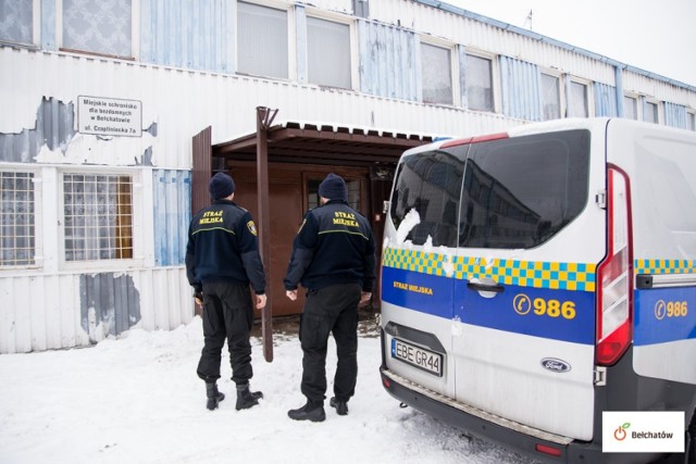 Strażnicy z Bełchatowa kontrolują miejsca w których przebywają bezdomni