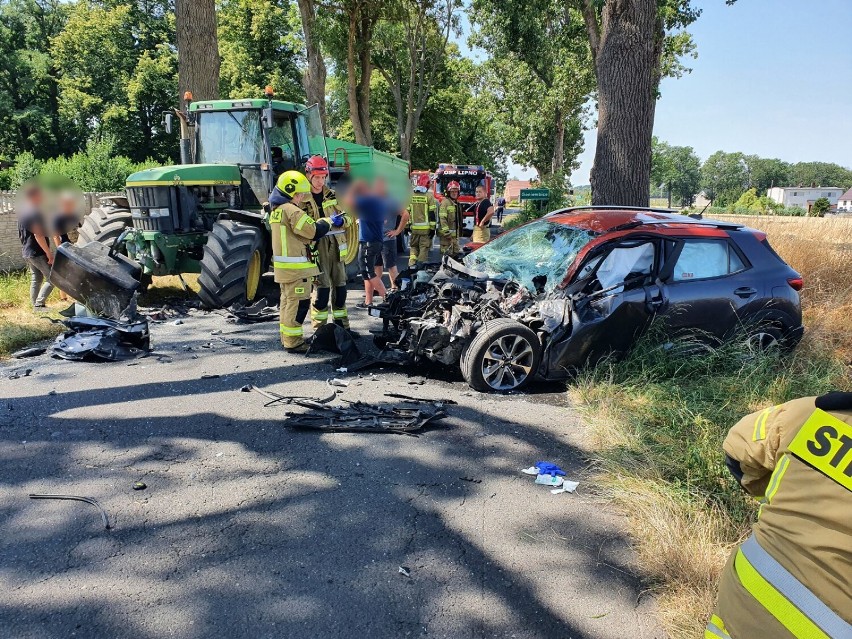 Poważny wypadek w Goniembicach. Osobówka wjechała czołowo w ciągnik rolniczy i rozbiła się na potężnym obciążniku FILM i ZDJĘCIA