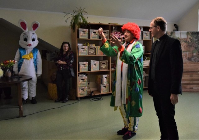 Pacjentów hospicjów w Kościerzynie i Chojnicach odwiedzili ministranci z Orlika razem z ich rodzicami i duszpasterzem ojcem Arkadiuszem Czają oraz mistrzem iluzji Pawłem Czają.