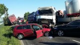 Wypadek w Papowie Toruńskim. Zderzyły się cztery pojazdy. Jedna osoba w szpitalu [aktl. NOWE ZDJĘCIA]