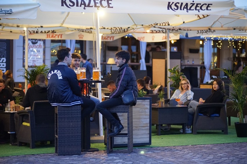 Tłumy na Rynku w Rzeszowie. Od dziś można korzystać z ogródków piwnych. Ciężko o wolne miejsce!
