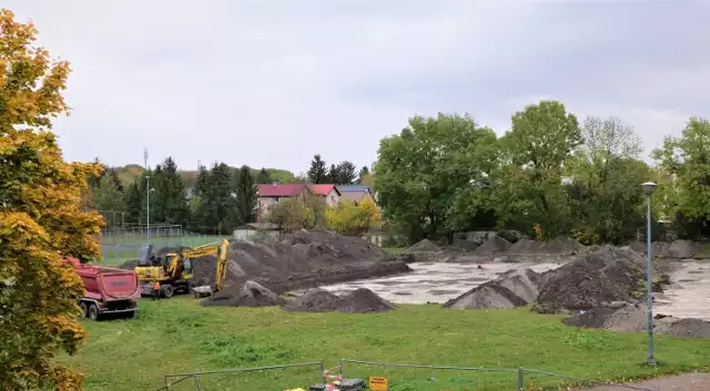 Trwają prace przy budowie boiska wielofunkcyjnego przy I LO w Chełmie.
