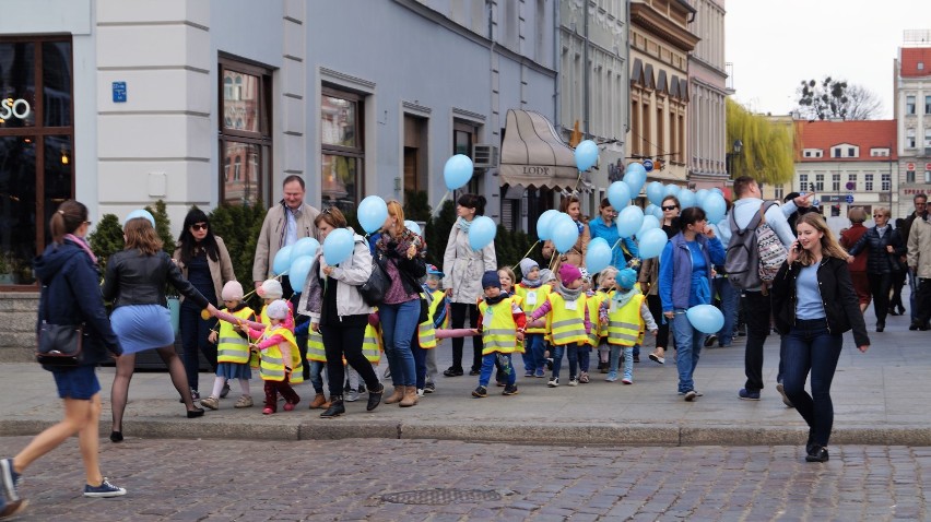 Mali bydgoszczanie przemaszerowali przez miasto z niebieskimi balonami dla autyzmu [zdjęcia, wideo]