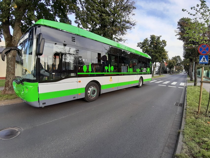 Autobus na ulicy Polnej w Szczecinku czeka na przyjazd...