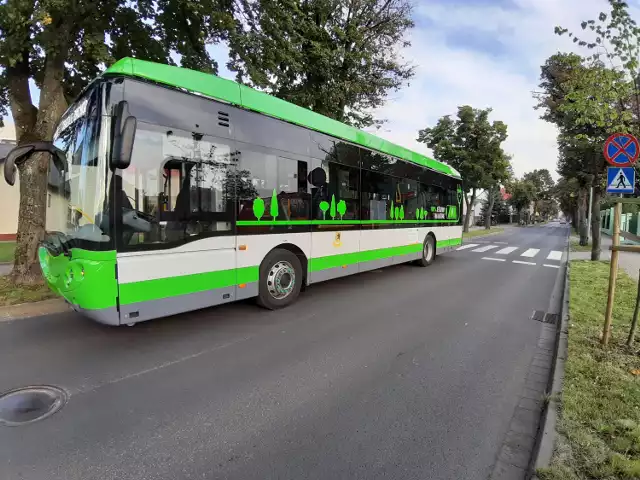 Autobus na ulicy Polnej w Szczecinku czeka na przyjazd policji