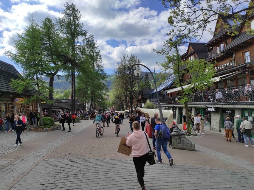 Zakopane. Rozpoczął się długi weekend. Na Krupówkach coraz więcej turystów. Górale liczą na dobry zarobek [ZDJĘCIA]