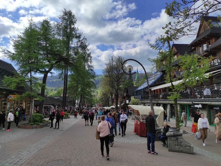 Zakopane. Rozpoczął się długi weekend. Na Krupówkach coraz więcej turystów. Górale liczą na dobry zarobek [ZDJĘCIA]