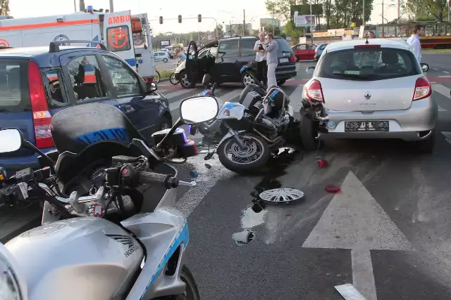 Policjant z łódzkiej drogówki został ranny w wypadku na al. Włókniarzy