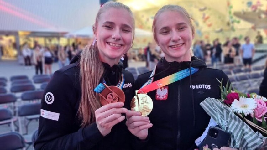 Siostry Natalia i Aleksandra Kałuckie z medalami...