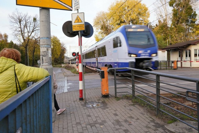 Ścisk, tłok, omdlenia. Pasażerowie płacą za taki "komfort" podróży pociągiem z Tczewa do Gdańska.