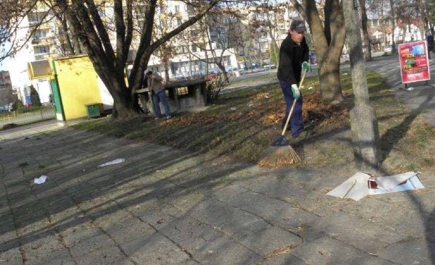 Zniszczone plakaty wyborcze lądują na ziemi