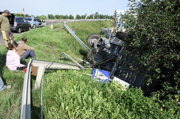 Oleśnica: Przyczepa rozwaliła barierki