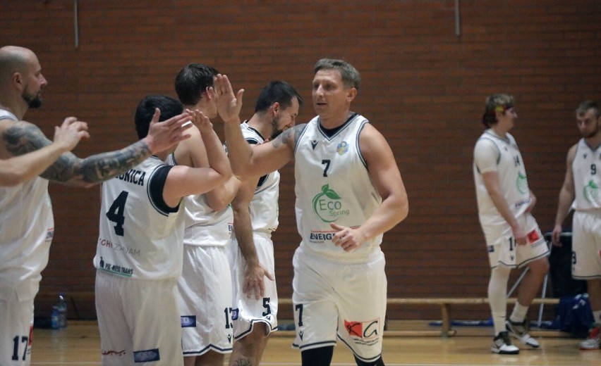 Zawodnicy KS Basket Legnica wygrali z  Domino Polonią Świdnica, zdjęcia