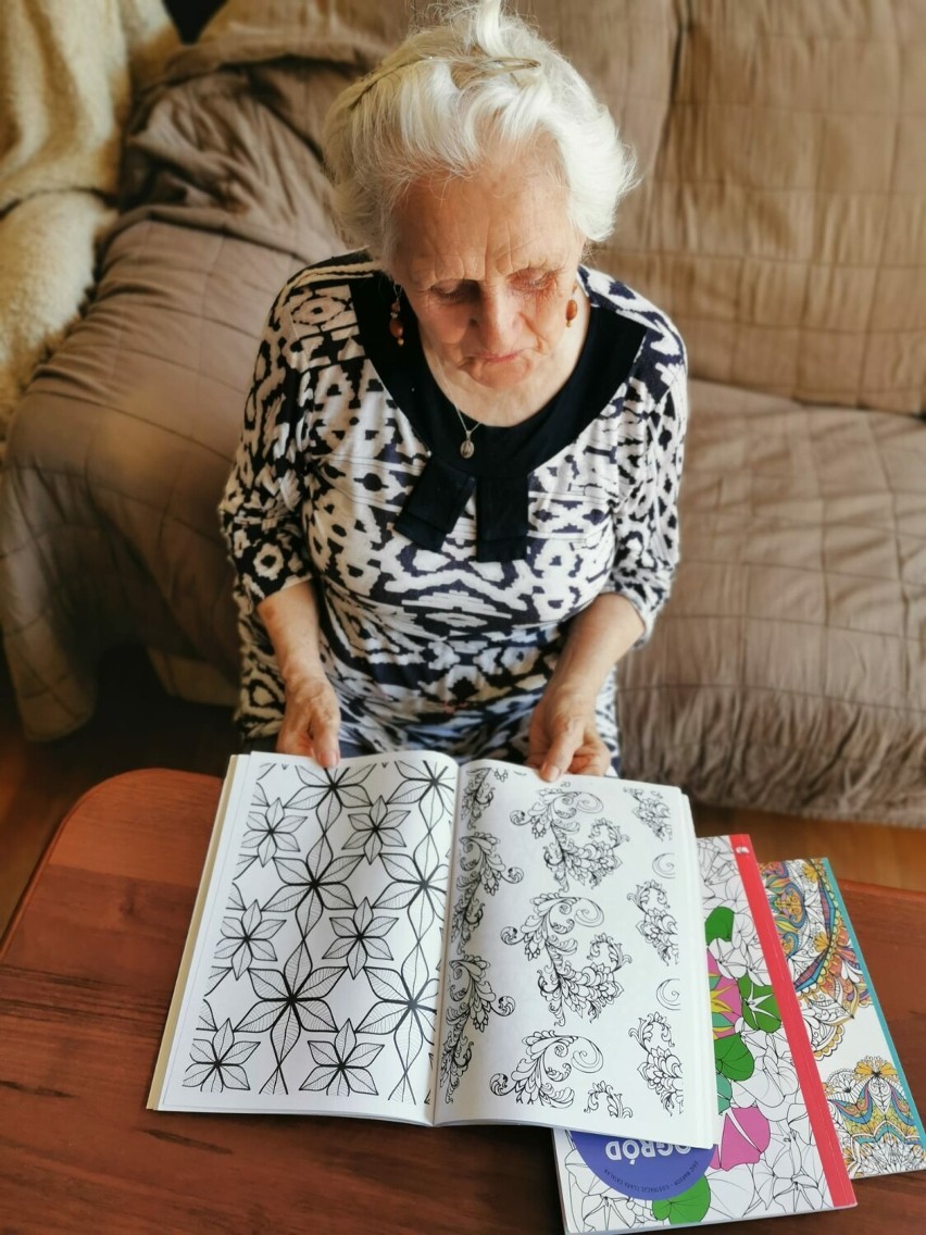 Malunki Halunki. Rozmowy o starzeniu się, demencji, depresji i arteterapii podczas wernisażu prac 84-letniej Pani Haliny