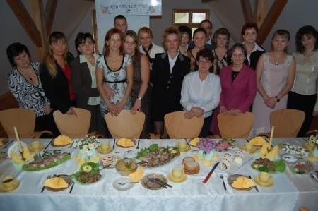 Uczestnicy szkolenia &quot;Kucharz potraw regionalnych&quot; z nauczycielem, Bogdana Trzeciak. Fot. Maria Sowisło