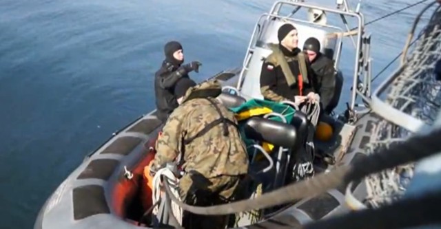 Przygotowanie do detonacji min w Zatoce Gdańskiej