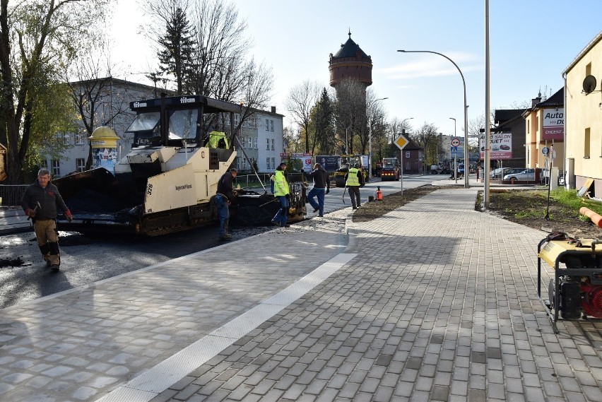 Na ul. Oleskiej w Opolu trwa układanie asfaltu oraz...