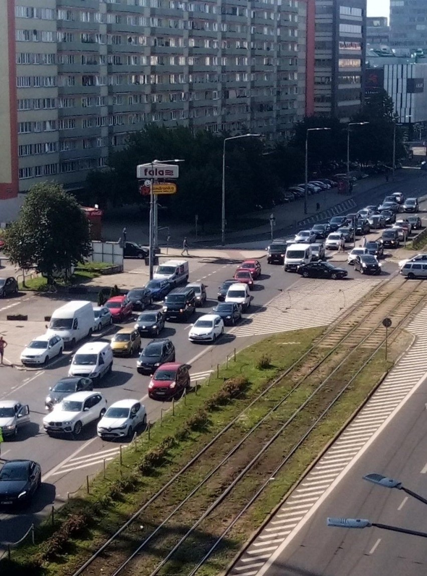 Paleta pustaków spadła z dźwigu na budowie Hanza Tower w Szczecinie [ZDJĘCIA]