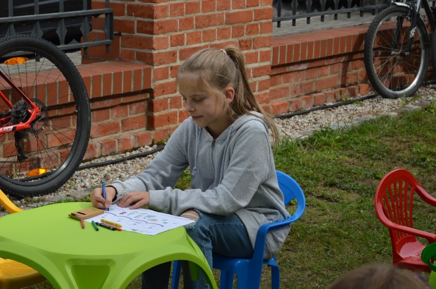 Zabawa pod kościołem Świętego Krzyża w Żaganiu. Poszukaj się...