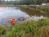 Klików. Samochód wpadł do wody i zatonął. Akcję ratunkową prowadzili strażacy. Kierowca uciekł [ZDJĘCIA]