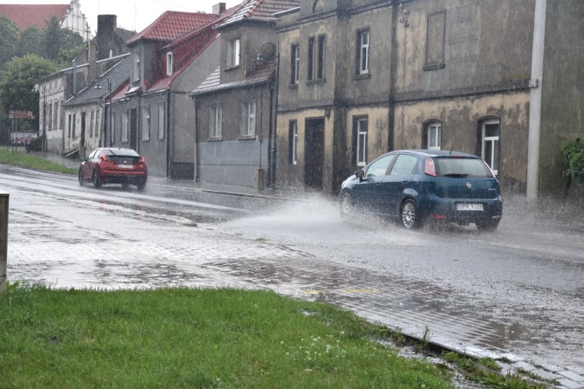 Ulewa w Wągrowcu. Zalane ulice i chodniki. Obowiązuje ostrzeżenie IMGW 