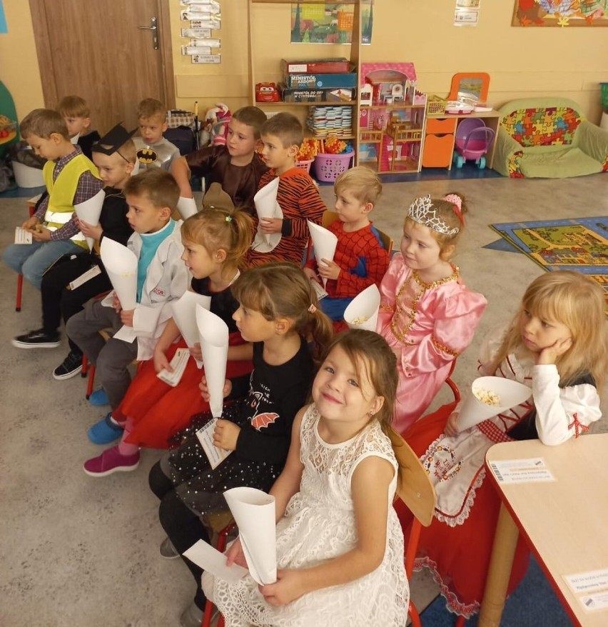 Moc zabawy i uśmiechów z okazji Dnia Postaci z Bajek w Szkole Podstawowej numer 5 w Jędrzejowie. Zobaczcie zdjęcia