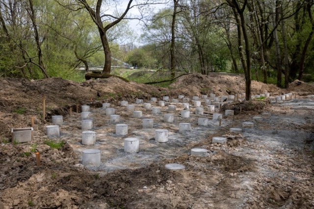 Społecznikom nie podobają się betonowe wylewki w parku