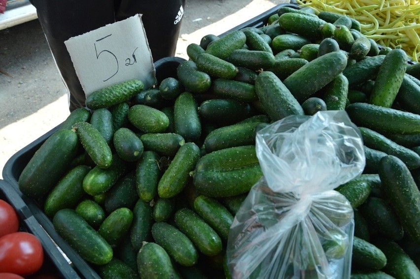 Ceny warzyw i owoców na targu w Stalowej Woli w piątek 10 czerwca. Truskawki już są tańsze. Ile kosztują?