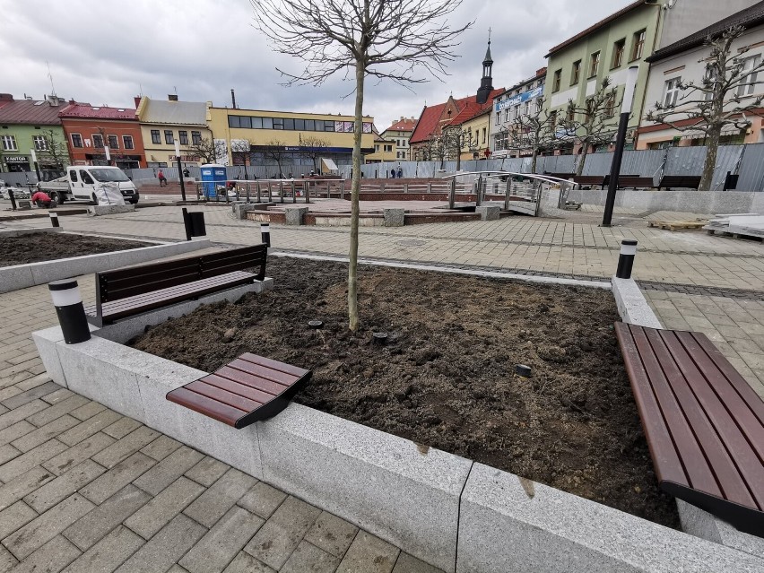 Rynek w Chrzanowie już prawie gotowy. Konieczne drobne poprawki. W połowie maja uruchomienie ogródków [ZDJĘCIA]