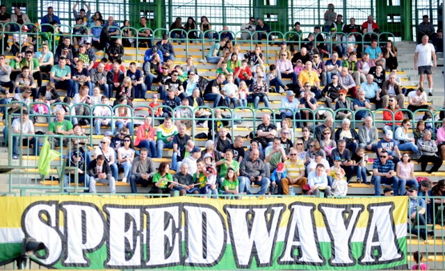 Za nami trzecia odsłona turnieju, który powoli na stałe wpisuje się do żużlowego kalendarza. Memoriał Rycerzy Speedway’a wygrał Patryk Dudek. Zobacz galerię zdjęć kibiców, którzy dopingowali w piątek żużlowców przy W69.

