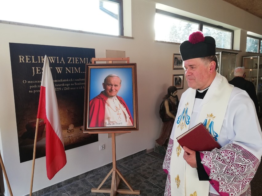 Wystawa na 100. rocznicę urodzin św. Jana Pawła II w nowym Muzeum Parafialnym przy Sanktuarium Matki Bożej Janowskiej. Zobacz zdjęcia