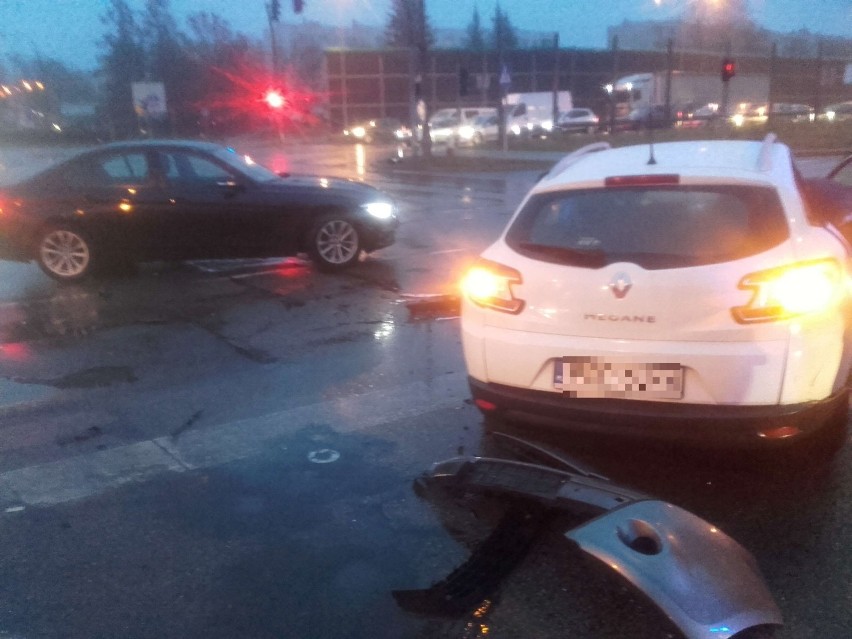 Karambol w centrum Kielc. Pięć aut uszkodzonych. Gigantyczne korki (ZDJĘCIA)