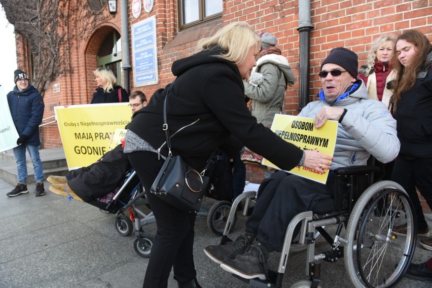 We wtorek (19.02) osoby niepełnosprawne i ich opiekunowie w...