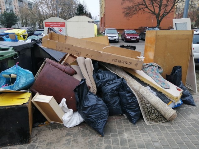 W Tarnobrzegu niemal przy wszystkich altanach śmietnikowych i wolnostojących kontenerach zauważyć można sterty odpadów wielkogabarytowych. Stare meble, opony, sprzęt agd, rtv, gruz i wszelkiej maści inne duże śmieci składowane są przez mieszkańców, którym nie chce się zawieźć odpadów w odpowiednie do tego miejsce. A może nie wiedzą, gdzie można je wyrzucić? W Tarnobrzegu takim miejscem jest Punkt Selektywnej Zbiórki Odpadów Komunalnych http://www.tarnobrzeg.pl/dla-mieszkanca/system-gospodarowania-odpadami/selektywna-zbiorka-odpadow-komunalnych/ przy ulicy Rusinowskiego (obok wieży ciśnień "grzyba"). Można tam za darmo zostawić każdą ilość śmieci komunalnych (nie przemysłowych).

PRZESUŃ GESTEM LUB STRZAŁKĄ >>>